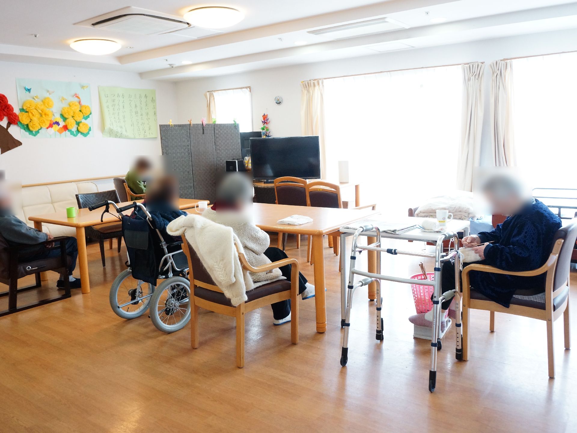 食堂は2階に設置。ゆったりした設計のくつろぎ空間。食事は個々人の身体条件に応じて多様な様態での提供が可能。