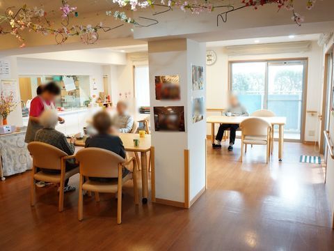 マンションの角部屋に当たる部分を、リビング兼食堂として設定している。陽光がふんだんに差し込む空間で、ゆったりと過ごしていただける。