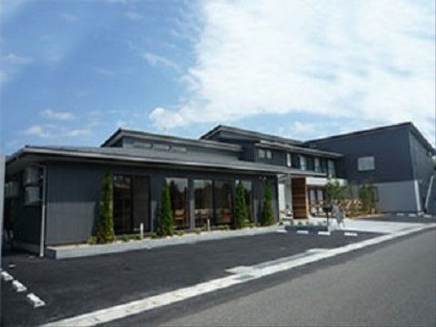黒い外壁でシックな印象の施設外観。