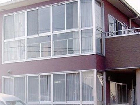 大きな窓が設置され、太陽光を室内に取り込めるようにデザインされた建物