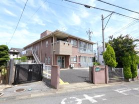 閑静な住宅街の中にある、アパートのような二階建ての当施設。一階、二階共に大きな窓が外からも見える。送迎の車も出入りしやすい。