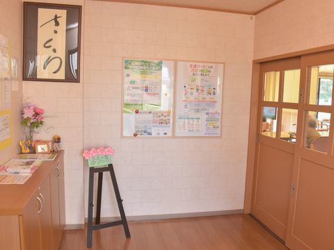 施設の入口には掲示板があり、さまざまなお知らせが掲示されている。部屋のドアはスライド式なので安心である。
