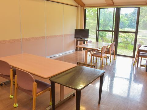 庭の様子を眺めながら、ゆったり寛いで食事やおしゃべりが楽しめるリビング