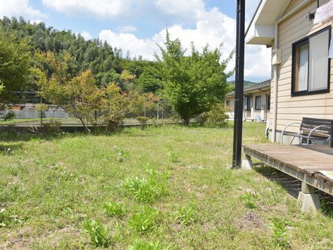 広々としたスペースがあり、ベンチに座ってのんびり日光浴ができる庭
