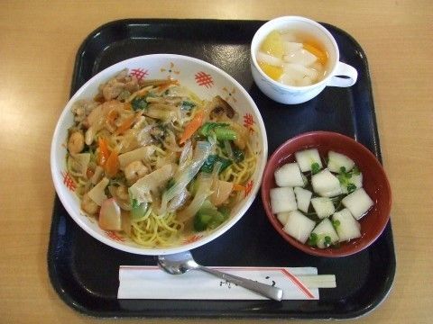 入居者様が食べやすいように、食材を小さくカットして調理された食事