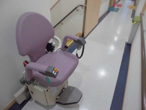 ボタン操作が簡単で、座った状態で安全に移動ができる階段昇降機