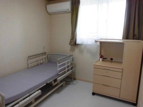 居室には車輪が付いた木製の収納庫が設置されており、入居者様が家具の模様替えをする際には自由に移動することができる。