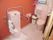 トイレの小便器にはステンレス製のしっかりとした造りの手すりが設置されており、使用時に不意な転倒を防止することができる。