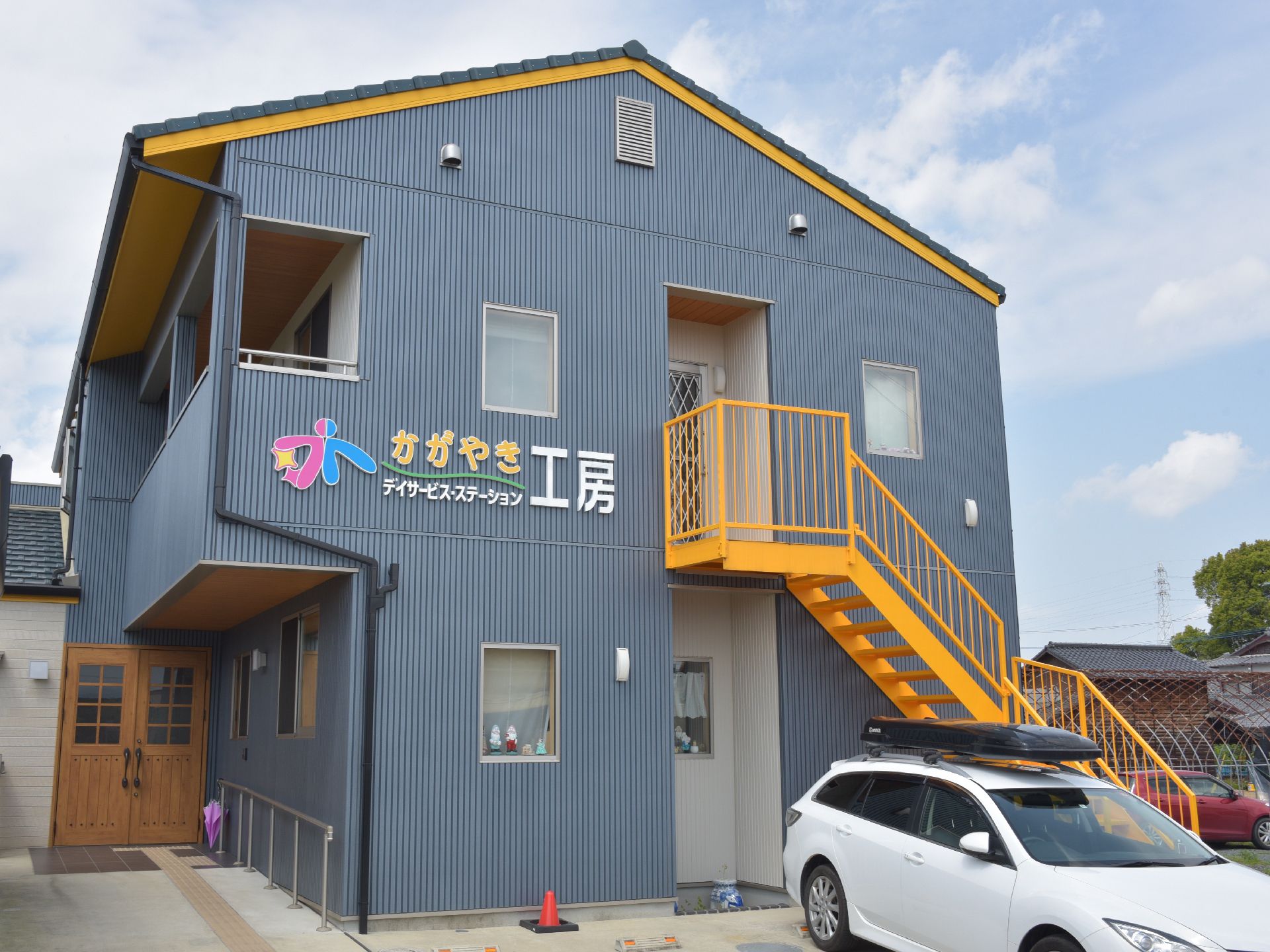 施設の外観は見た目も鮮やかなブルー一色となっており、コテージのような見た目で来訪者の目を楽しませている。