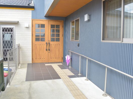 入口に至る通路