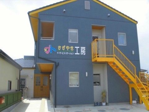 青い外観に色鮮やかで大きな文字が印字されており、遠方からでも確認しやすくスムーズなアクセスが可能である。