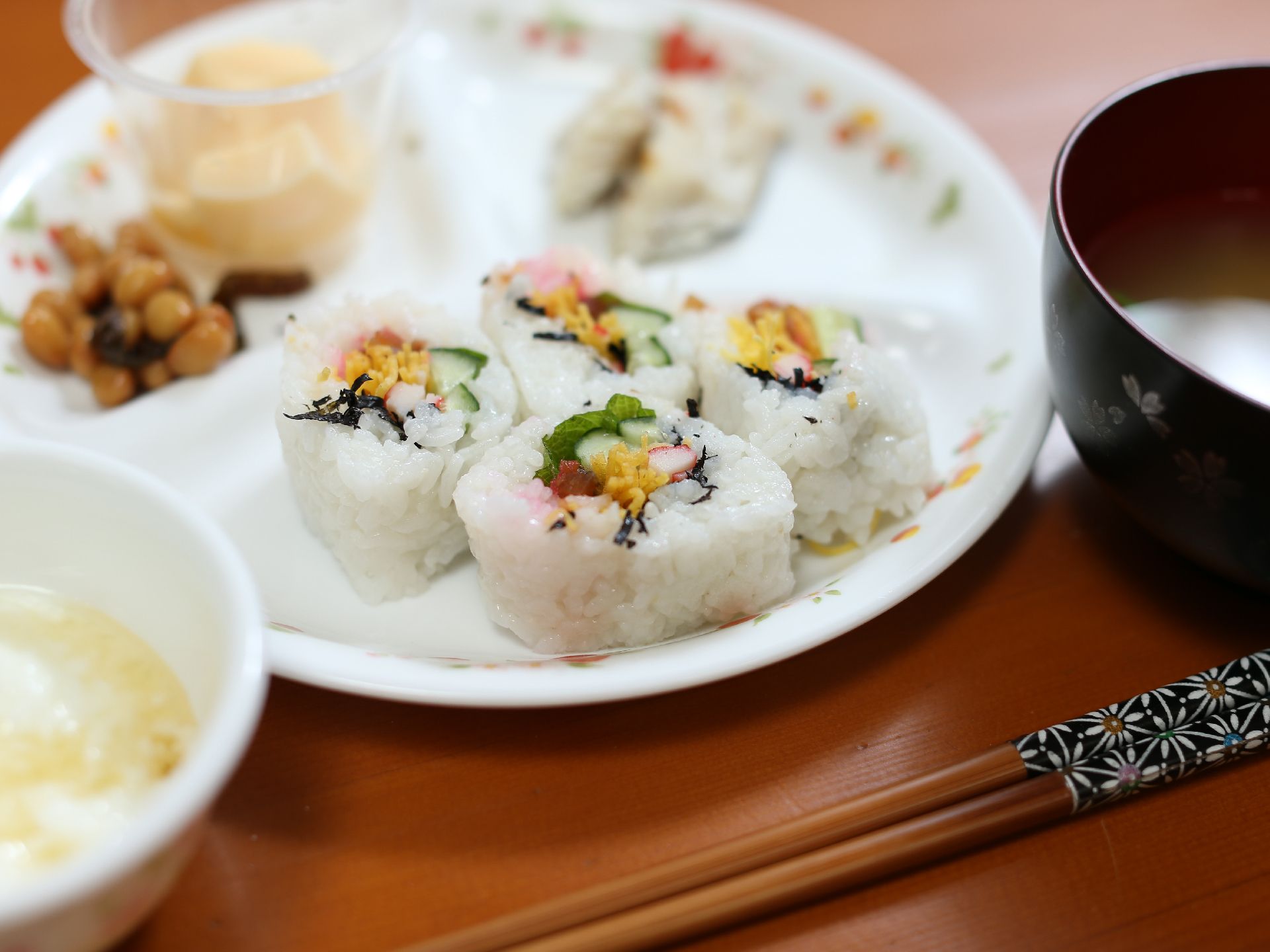 栄養士が栄養バランスを考えた料理を調理師が毎日作っている。味も美味しく心掛け、見た目の美しさも考えている。