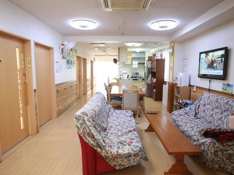 ゆっくりくつろいでテレビを見たり、おしゃべりできるソファーや椅子がある。ポットやキッチンもあるので軽食を楽しむこともできる。