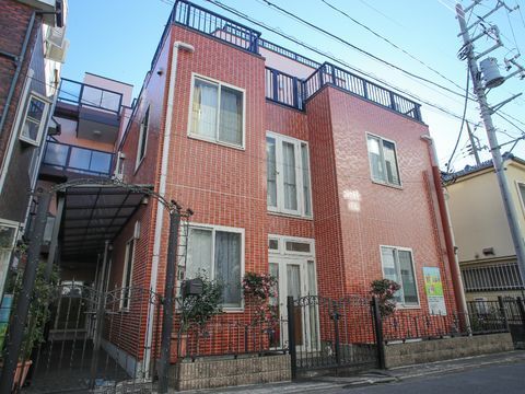 玄関入口の門はおしゃれな外観になっている。門を入ったらすぐに屋根がついており、雨天時などの配慮がしてある。