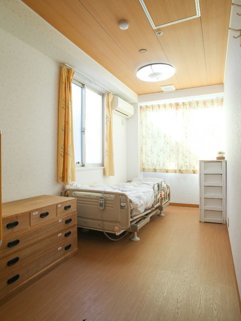 ゆったりした個室の寝室