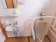 介護施設の廊下とトイレの様子