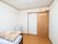 落ち着いた雰囲気の個室である。床はフローリングになっている。部屋にはタンスやベッドが用意されている。