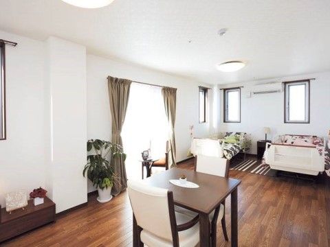 白色の壁と天井、床は茶色のフローリングで温かな雰囲気だ。大きい窓がついており、明るい日差しが取り入れられている。