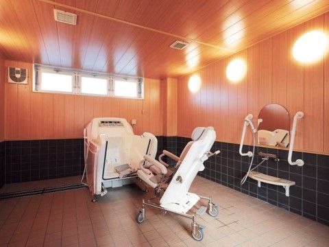 木目を感じるオレンジと黒のタイルの壁、茶色のタイルの床だ。オレンジ色の照明が多くついており、明るく感じられる。窓も天井の近くについている。