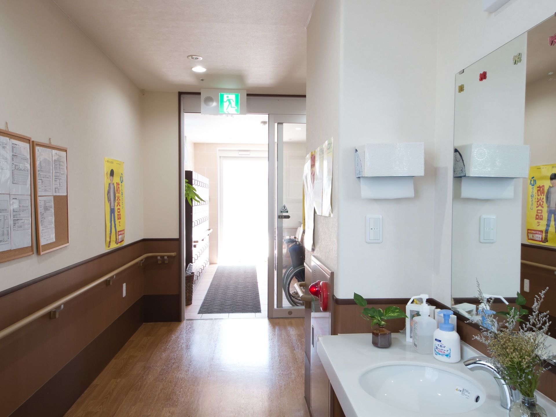 洗面台の前には大きな鏡が設置されている。石けんや消毒液だけではなく、花や緑もあしらわれ、美しい空間になっている。