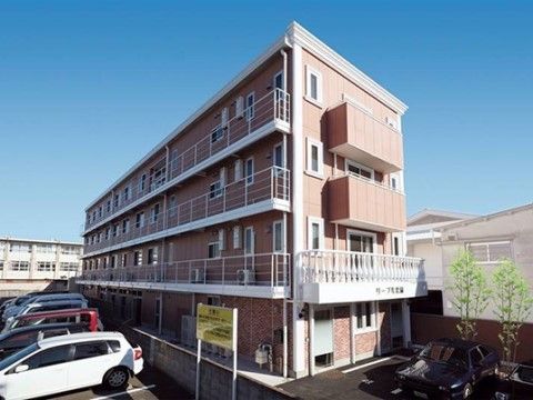 周囲に日を遮るような高い建物がなく、明るくおしゃれなデザインの外観