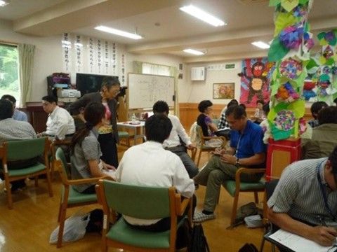 少人数のグループにわかれ、話し合いを行うスタッフの模様