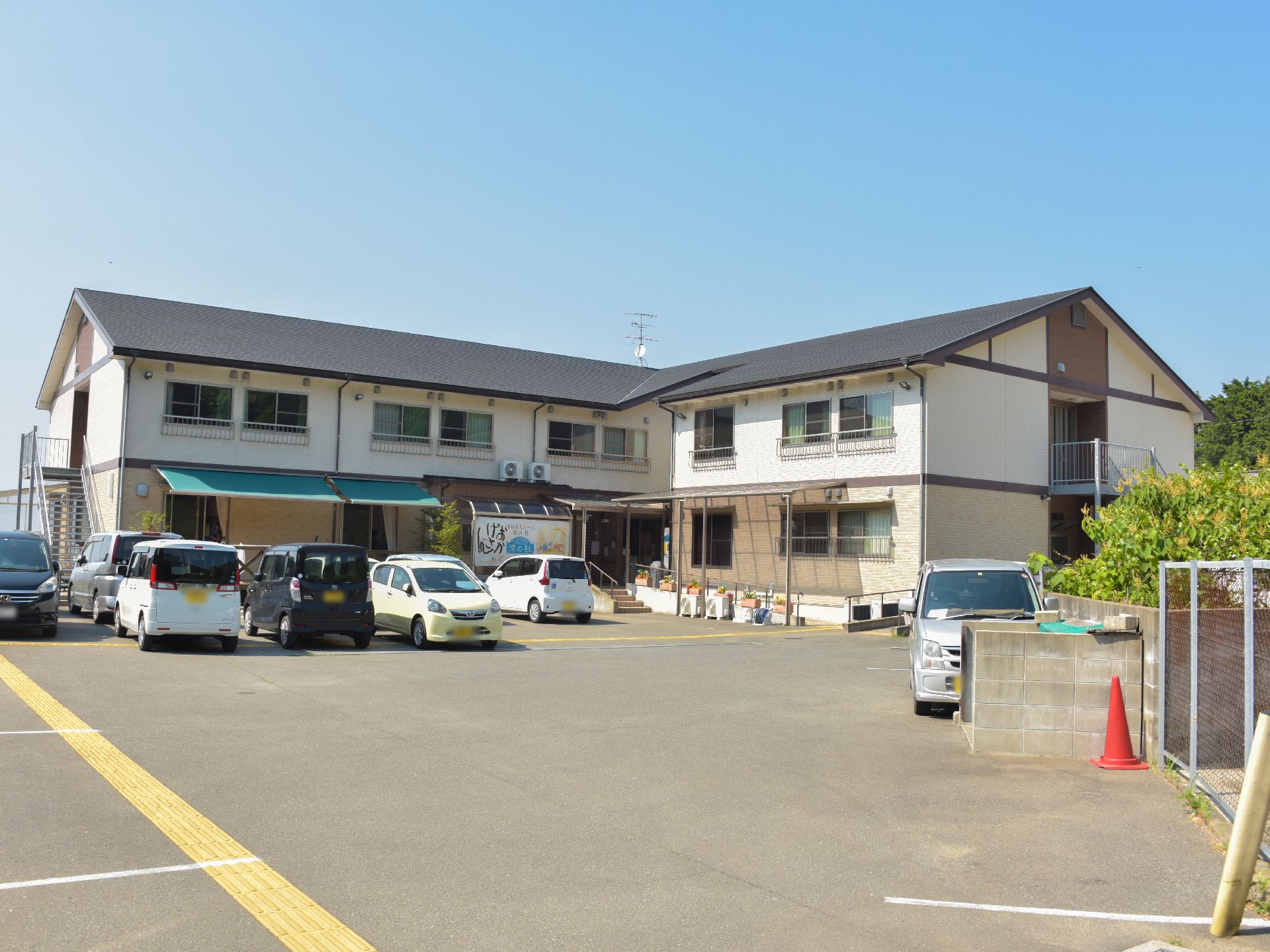 施設の外部は駐車スペースの他にも広い敷地があり、スタッフや入居者達がちょっとした散歩に利用することができる。