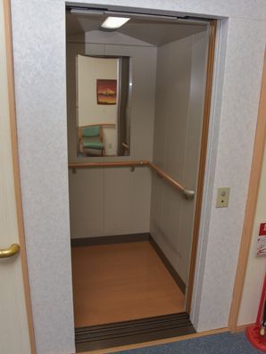 奥行きのあるエレベーター