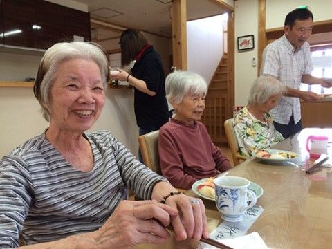 果物と飲み物が配膳され、笑顔でおしゃべりをする入居者様