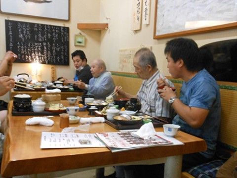 レクリエーションで飲食店を訪れ、賑やかに食事を楽しむスタッフと入居者様