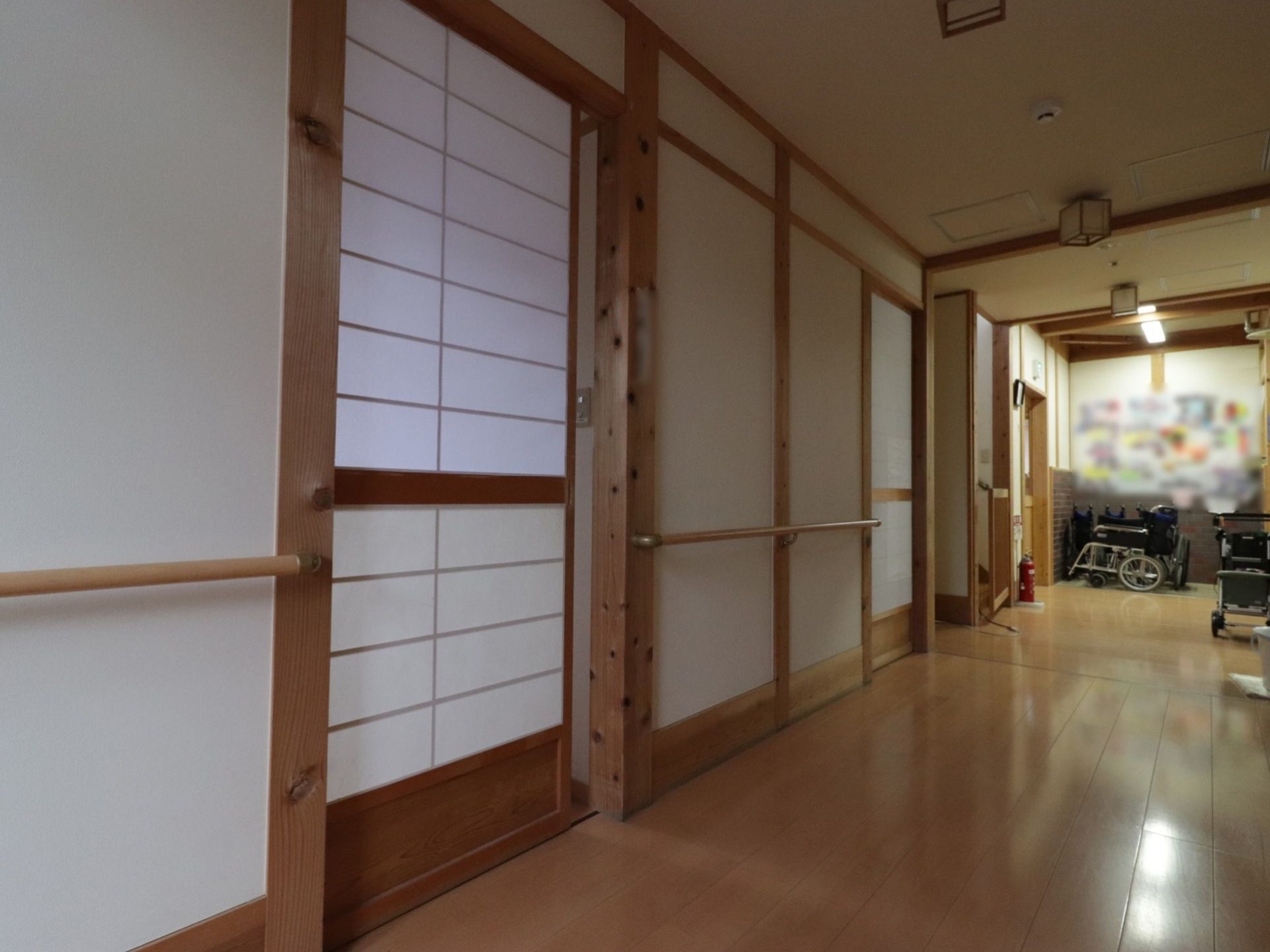 各部屋の扉は障子張りの引き戸である。段差がないフラットな廊下は、車椅子や歩行器をご利用の方も通行にストレスがありません。
