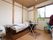 個室の部屋は和室風だが、フローリング床で過ごしやすい。エアコン完備、窓が取り付けられ明るく清掃の行き届いた居室。