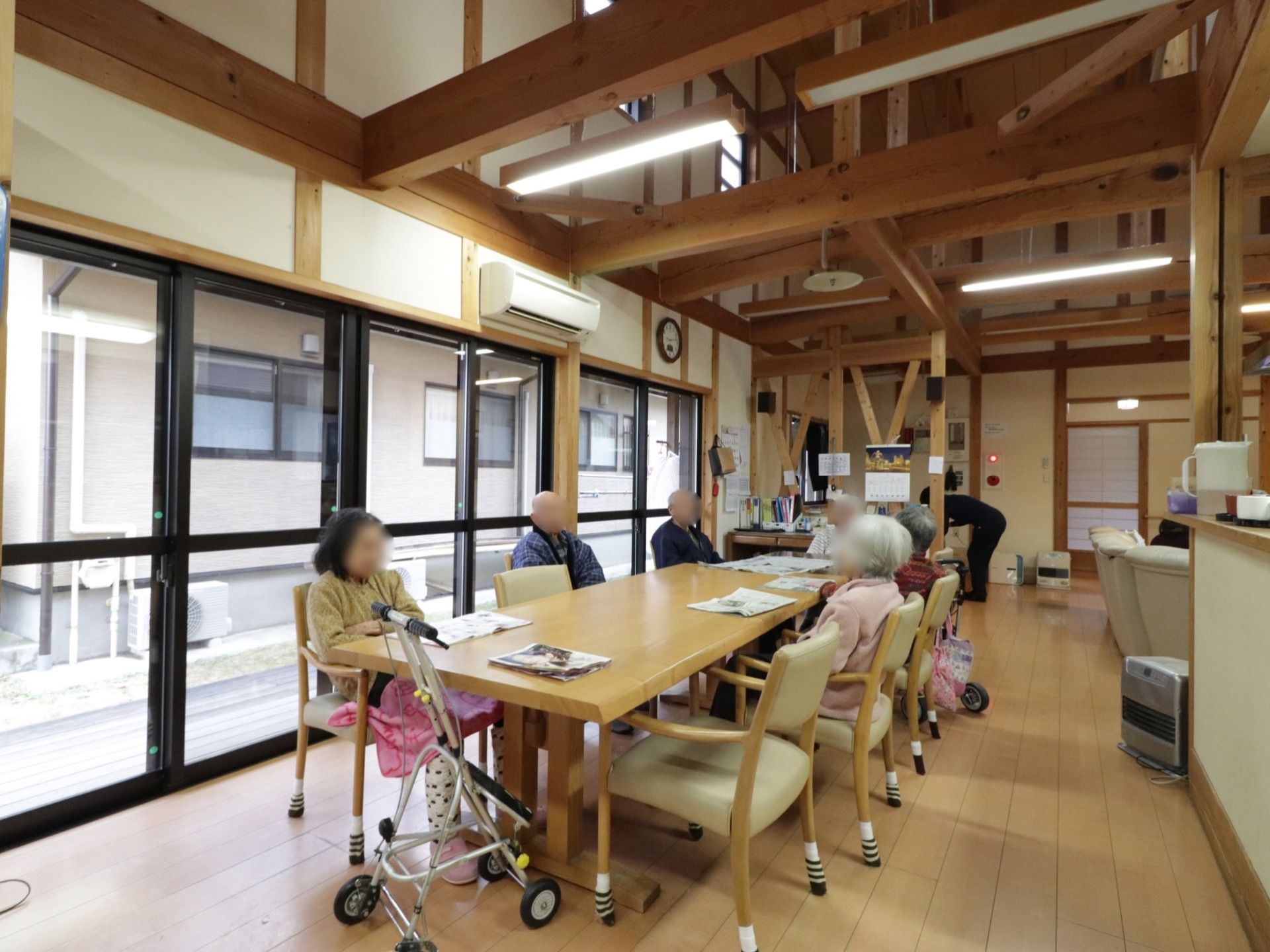 リビングは土壁、無垢の木、柿渋塗料を使用した天然な造りとなっている。白熱灯の優しい光を感じることができる憩いの場所である。