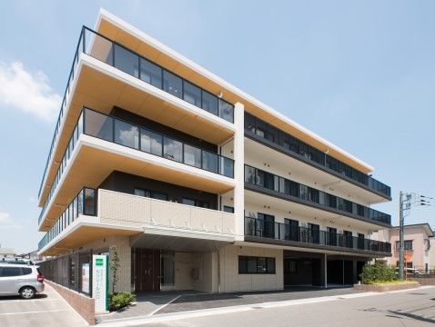 居室に日の光が入るように、ベランダを広く設置している施設建物