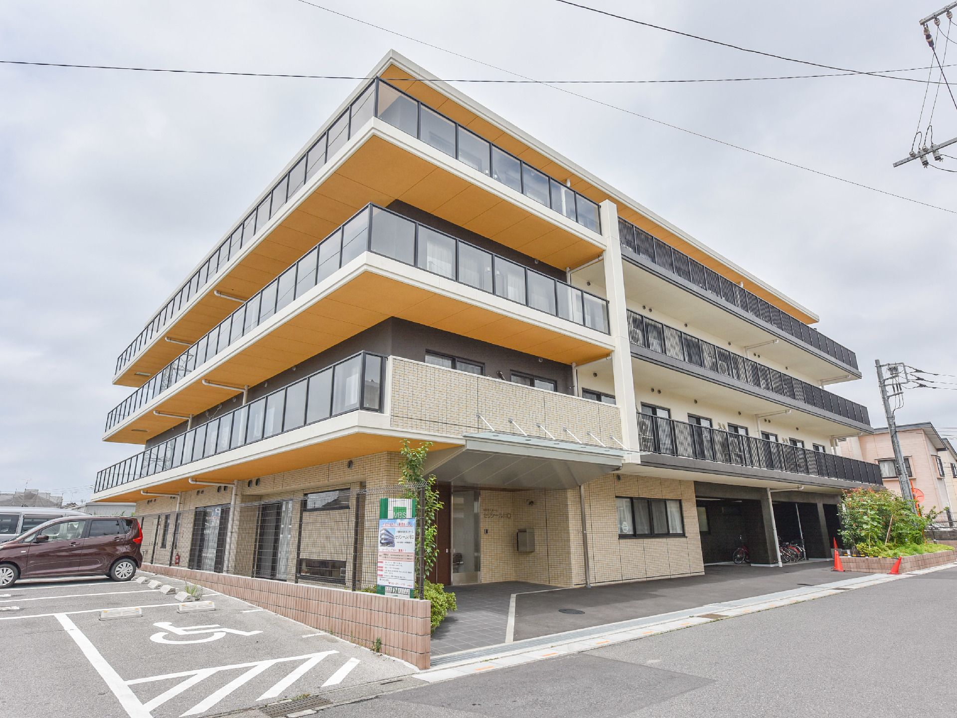 施設の建物は4階建てである。2階以上にはベランダがあり、フェンスは箇所によってパネルと柵の部分とに分かれている。
