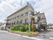 施設は4階建ての建物である。右側には各階に通じる外階段が設けられている。前面には植え込みがあり、角部分にはカーブミラーがある。