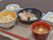 ランチョンマットの一番手前に箸が置かれている。この日のメインは切り身の焼き魚で、皿の端には大葉に乗せられた大根おろしがある。