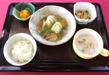 クラムチャウダーと春雨サラダ、あんかけとフルーツのデザート