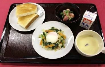 トーストとコーンポタージュ、野菜の和え物と牛乳のセット