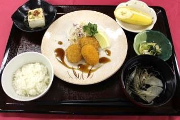 サラダとコロッケ、ごはんと吸い物と冷やっこや、バナナのデザートのセット