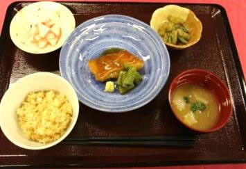 炊き込みご飯と味噌汁、魚の煮つけと野菜の煮物のセット