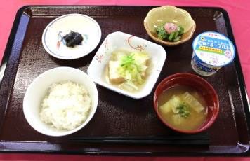 ご飯と味噌汁、厚揚げの煮物とほうれん草のおひたし、ヨーグルトのデザートが付いたメニュー