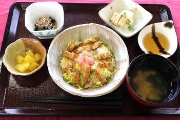 ちらし寿司と冷やっこ、ほうれん草のおひたしや味噌汁、フルーツのデザート