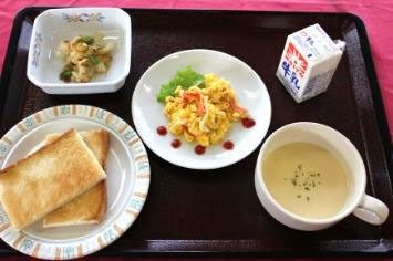トーストとスクランブルエッグ、コーンポタージュと野菜の和え物や牛乳のセット
