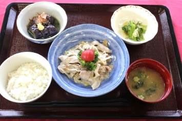 豚しゃぶと茄子の煮びたしとほうれん草のおひたし、ご飯と味噌汁のセット