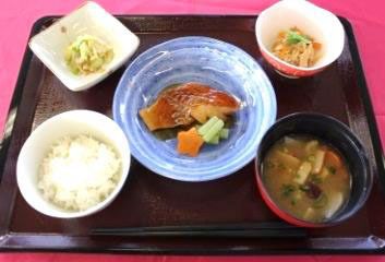 煮魚と切り干し大根、白菜の漬物とご飯と味噌汁が付いた和食