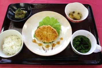 ハンバーグと、じゃがいもとレーズンのサラダ、ご飯とスープのセット