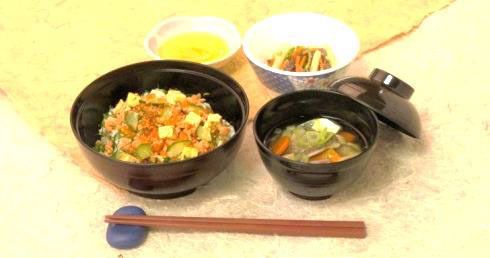 ちらし寿司と野菜の煮物やスープのセット