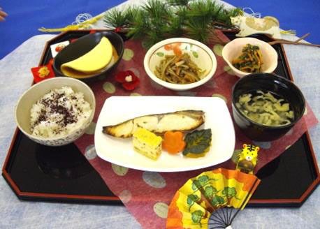 焼き魚ときんぴらごぼう、ゆかりごはんと揚げの味噌汁とデザートのセット
