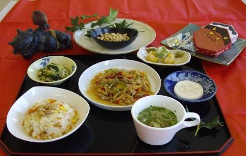チャーハンとチンジャオロース、スープや野菜の和え物に節分の豆がセットになったイベント食